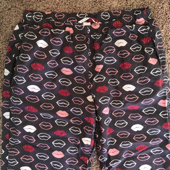 Victoria’s Secret Lip Print Pajama Pants - Picture 3 of 5